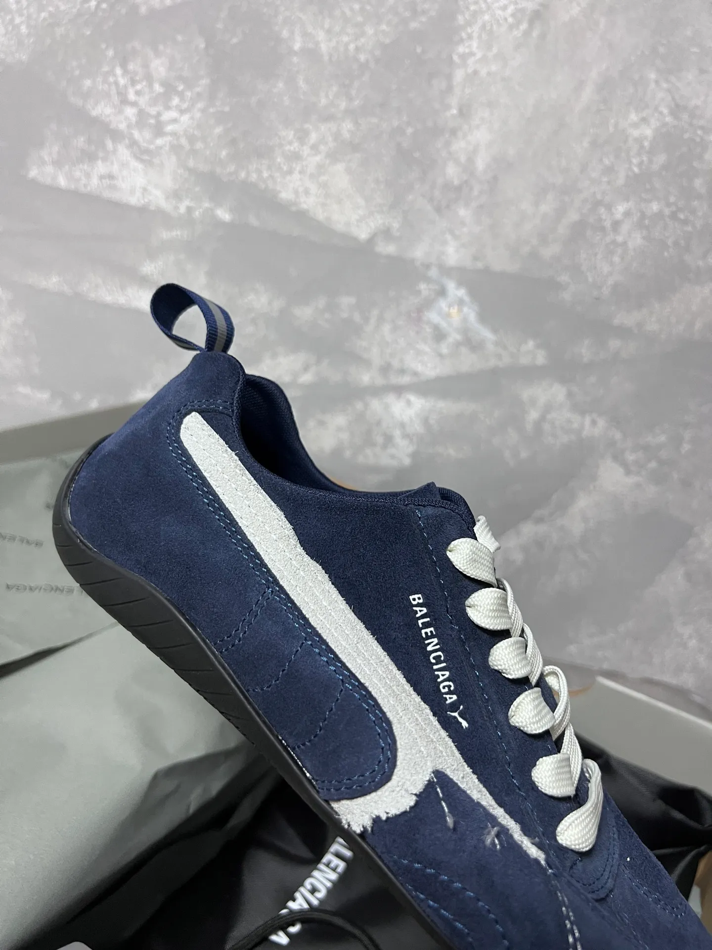 👟👟Ex-factory price 480👟👟 PUMA co-branded Balenciaga: Who knows! This pair of distressed and war-damaged Speedcats are so good-looking. The thin-soled sneakers have been upgraded to 2.0, which destroys the aesthetics of the street. More than half of the classic PUMA stripes on the side of the shoes have been "violently torn". The distressed treatment has a sense of ruined art, and it becomes the focus of the street in seconds! Hot stamping double logo + gold foil size mark on the heel, the details give a high-end feel Code number: 35-44 (45 customized)